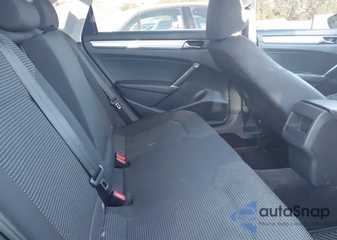 2017 Volkswagen Passat 1.8T S z USA, uszkodzony, nr VIN 1VWAT7A34HC084702